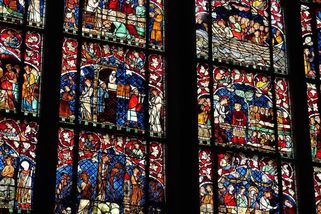 Italský politik klopýtl na schodech a hlavou rozbil vzácné vitrážové okno - Novinky